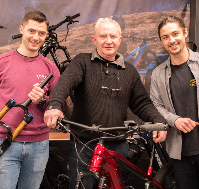Lois, Lucas et Christian Becker dans leur magasin de vélo à Dolhain-Limbourg (Liège)